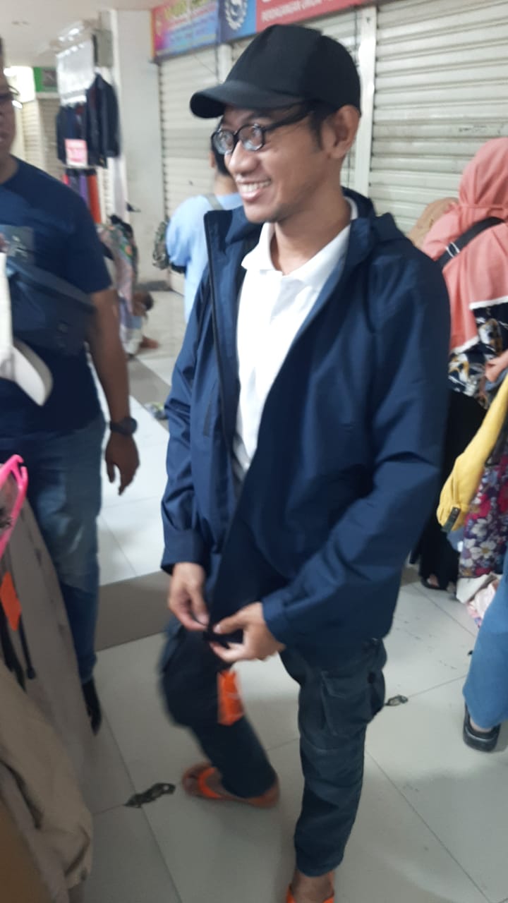 Kholis nyobain jaket biru dongker