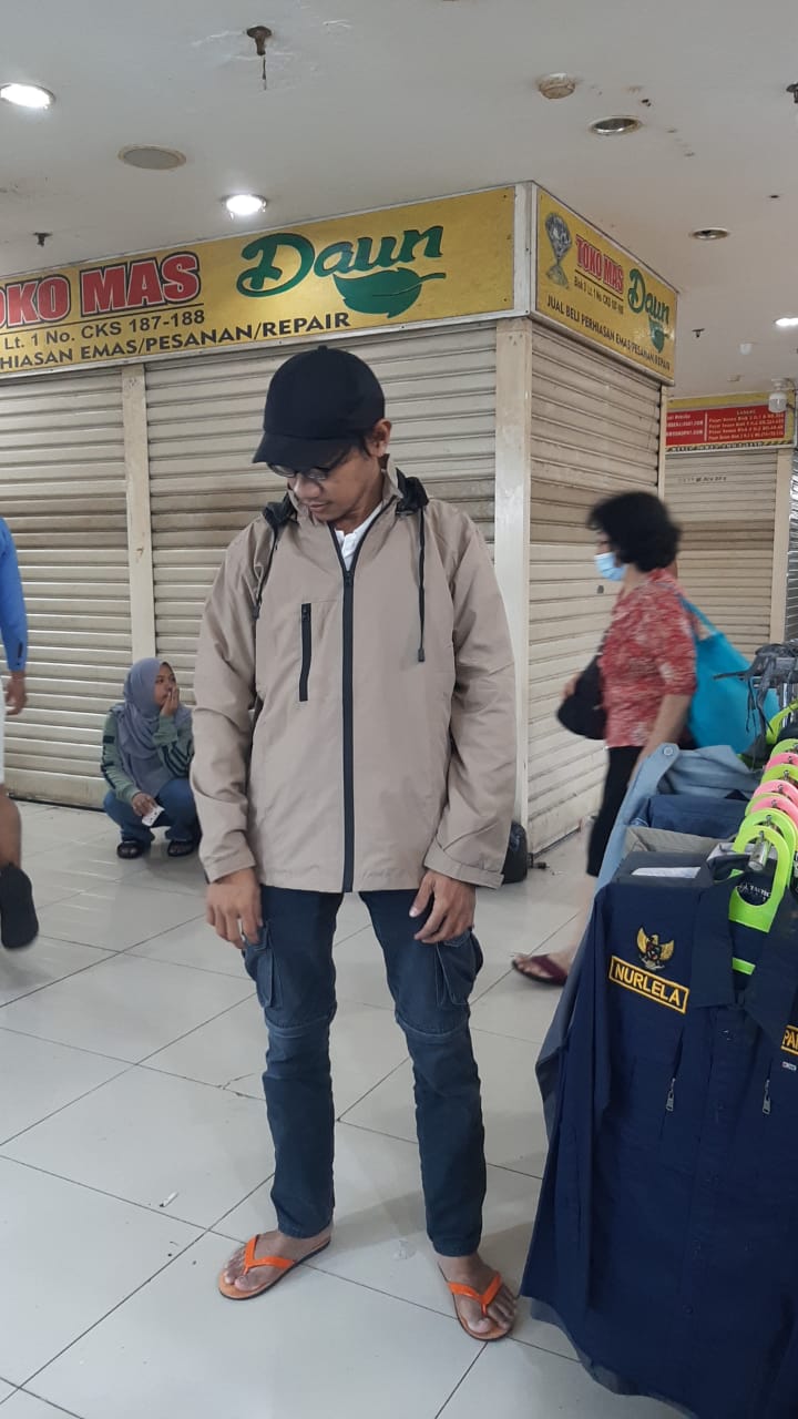 Kholis nyobain jaket krem